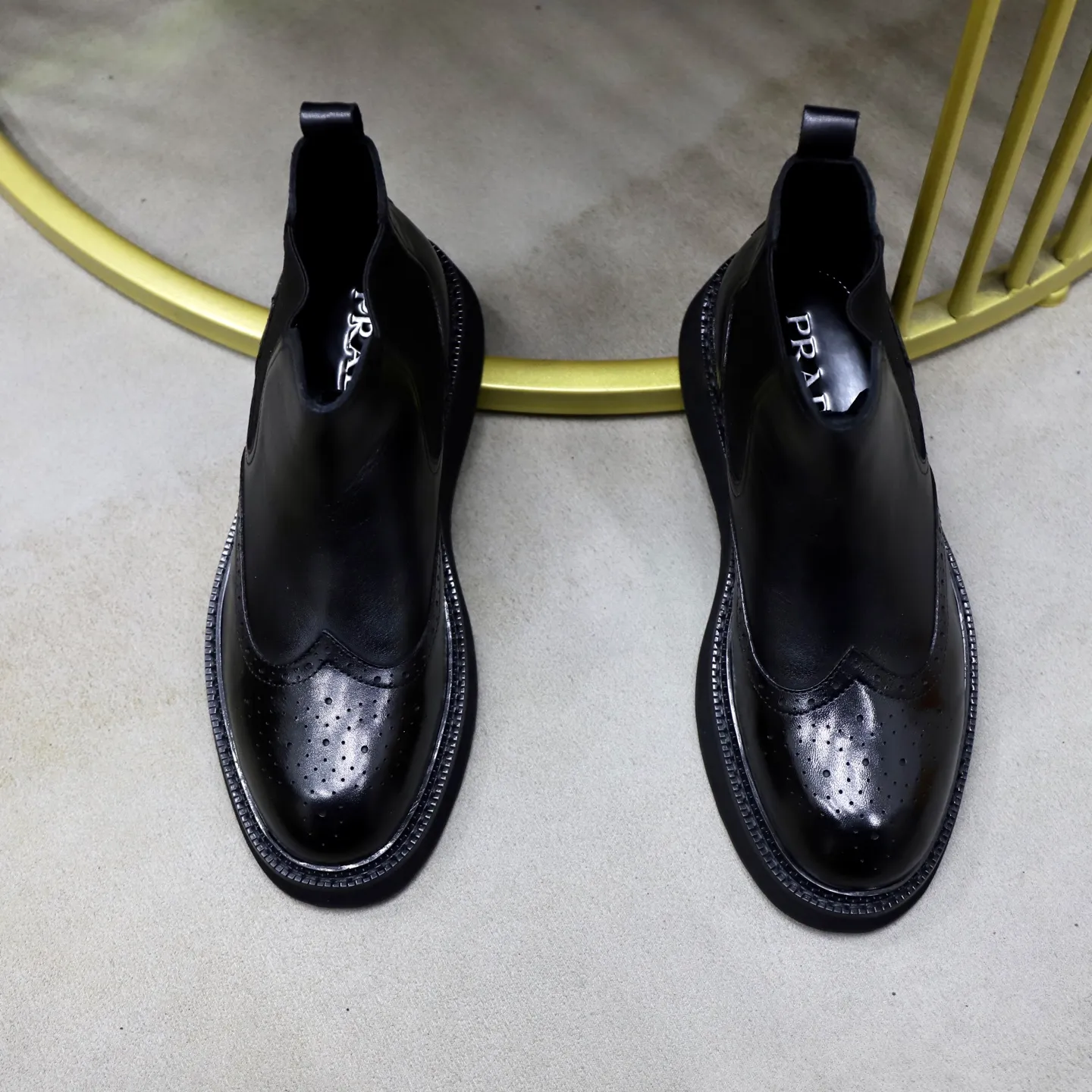 Ex-factory price: 680💰🙅‍♂️🙅‍♂️🙅‍♂️Fellow lining Cowhide lining Brand: PRADA Standard code: 38-44 (45 customized) Grade: Same style as the official website Material: Original high-grade cowhide surface Comfortable velvet lining Cowhide lining optional Non-slip soft wear-resistant outsole Style category: Men's fashionable casual boots Distinguished luxury brand elements Top luxury color: actual picture color